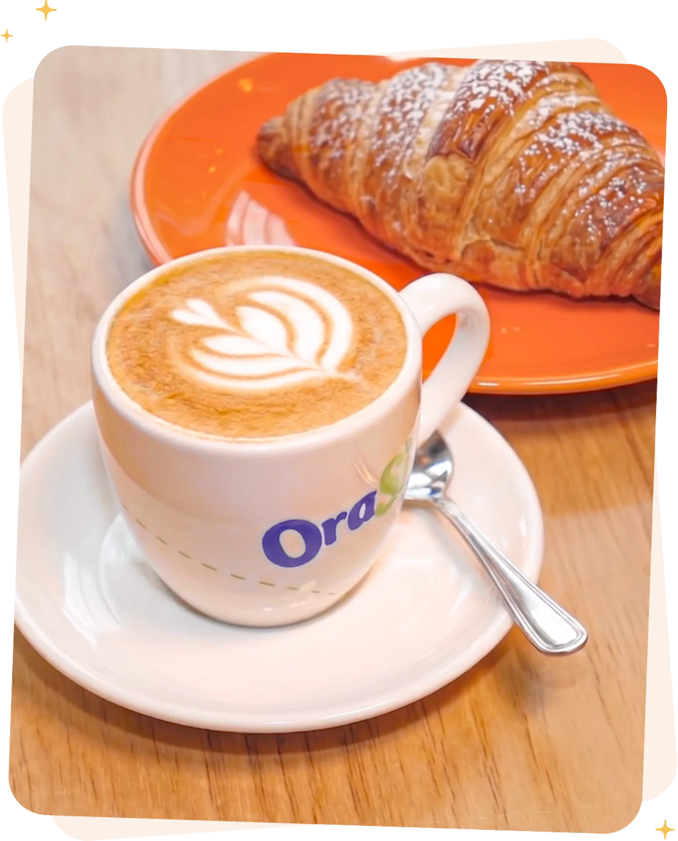 Tazza OraSì con dentro un cappuccino 